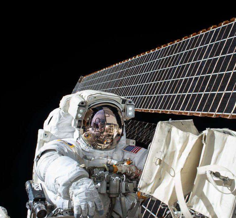 thumb-negative-space-astronaut-dark-satellite-nasa-1